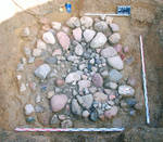 Brunnen im Planum mit quadratischer Baugrube und innerem, verf�¼llten Brunnenschacht